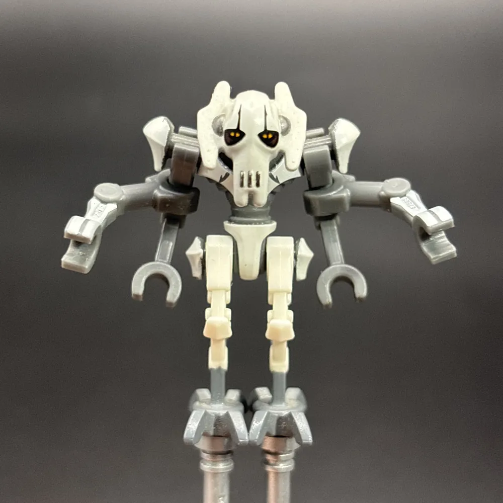 General Grievous - Bent Legs, White Armor