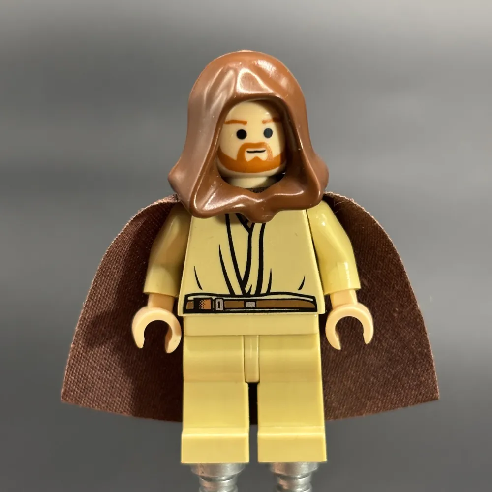 Qui-Gon Jinn - Light Nougat Head, Brown Hood and Cape