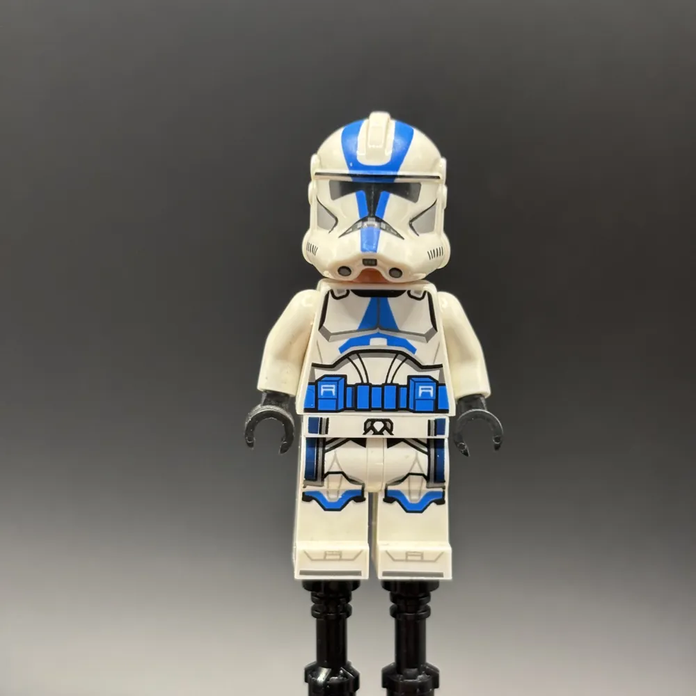 Clone Trooper Officer, 501st Legion (Phase 2) - White Arms, Blue Rangefinder, Nougat Head, Helmet with Holes