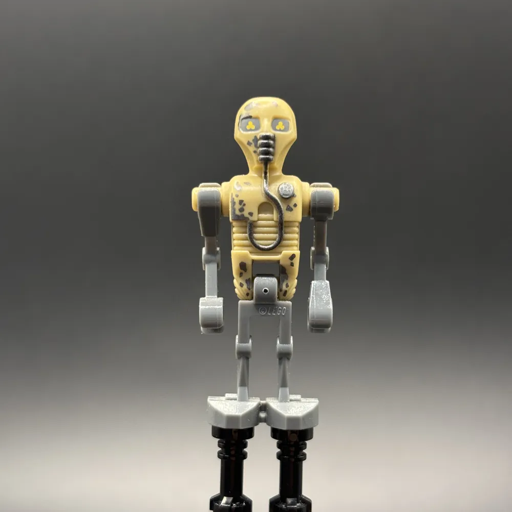 2-1B Medical Droid - Dotted Badge and Peeling Paint Pattern (Tan)