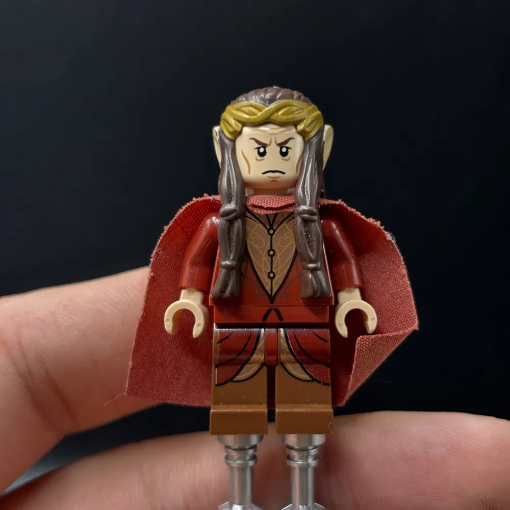Elrond - Silver Crown, Dark Red Clothing