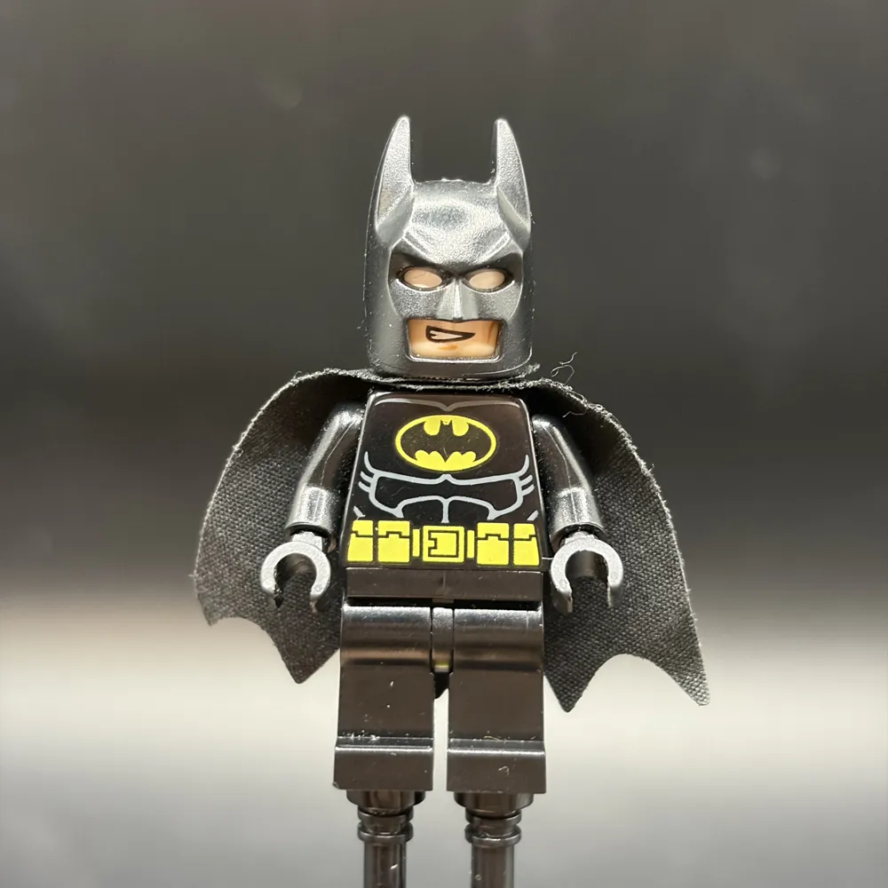 Batman - Black Suit with Yellow Belt and Crest (Type 2 Cowl)