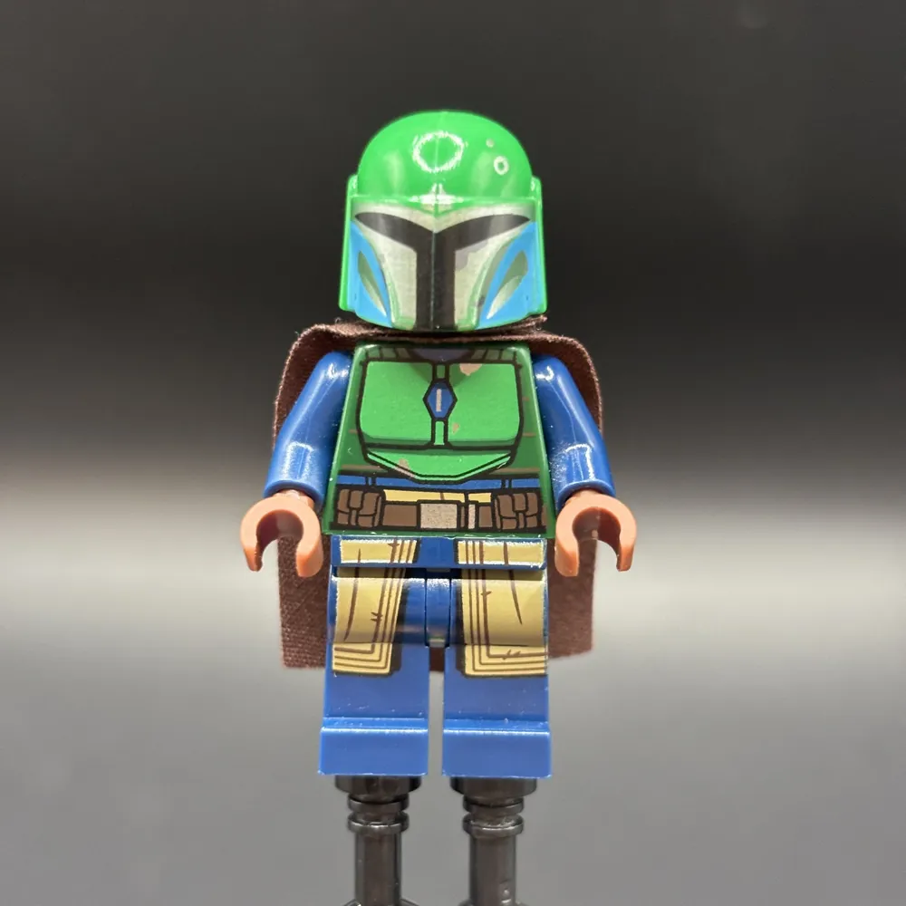Mandalorian Tribe Warrior - Female, Dark Brown Cape, Green Helmet with Antenna / Rangefinder
