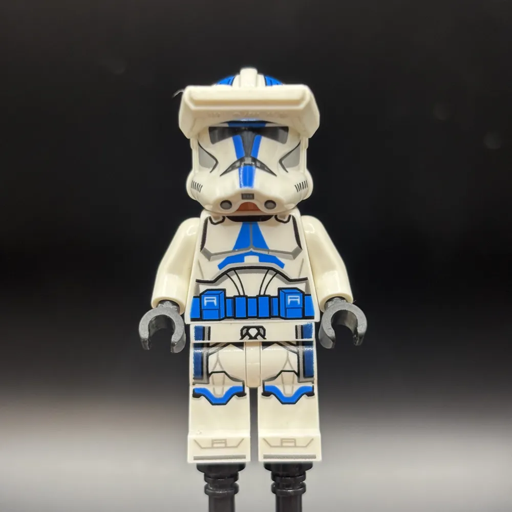 Clone Trooper Officer, 501st Legion (Phase 2) - White Arms, Blue Rangefinder, Nougat Head, Helmet with Holes