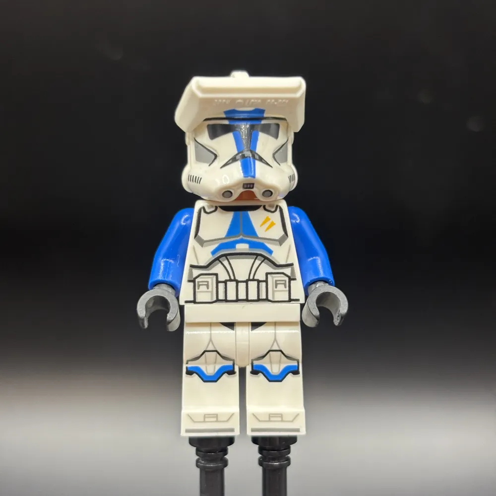 Clone Trooper Specialist, 501st Legion (Phase 2) - Blue Arms, Macrobinoculars, Nougat Head, Helmet with Holes