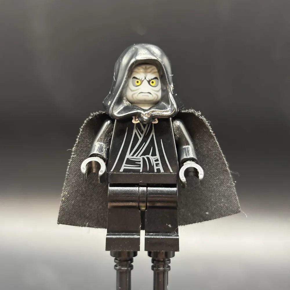 Emperor Palpatine - Light Bluish Gray Head, Black Hands