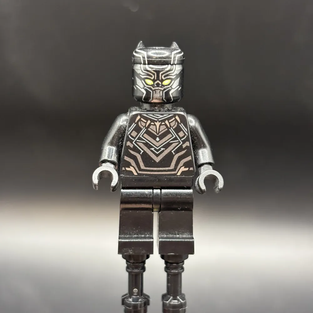 Black Panther - Dark Silver Armor, Yellow Eyes