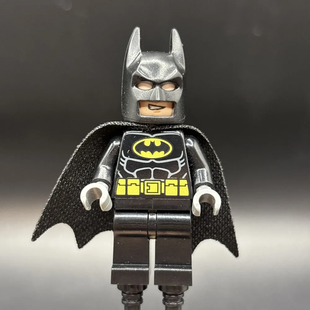 Batman - Black Suit with Yellow Belt and Crest (Type 2 Cowl)
