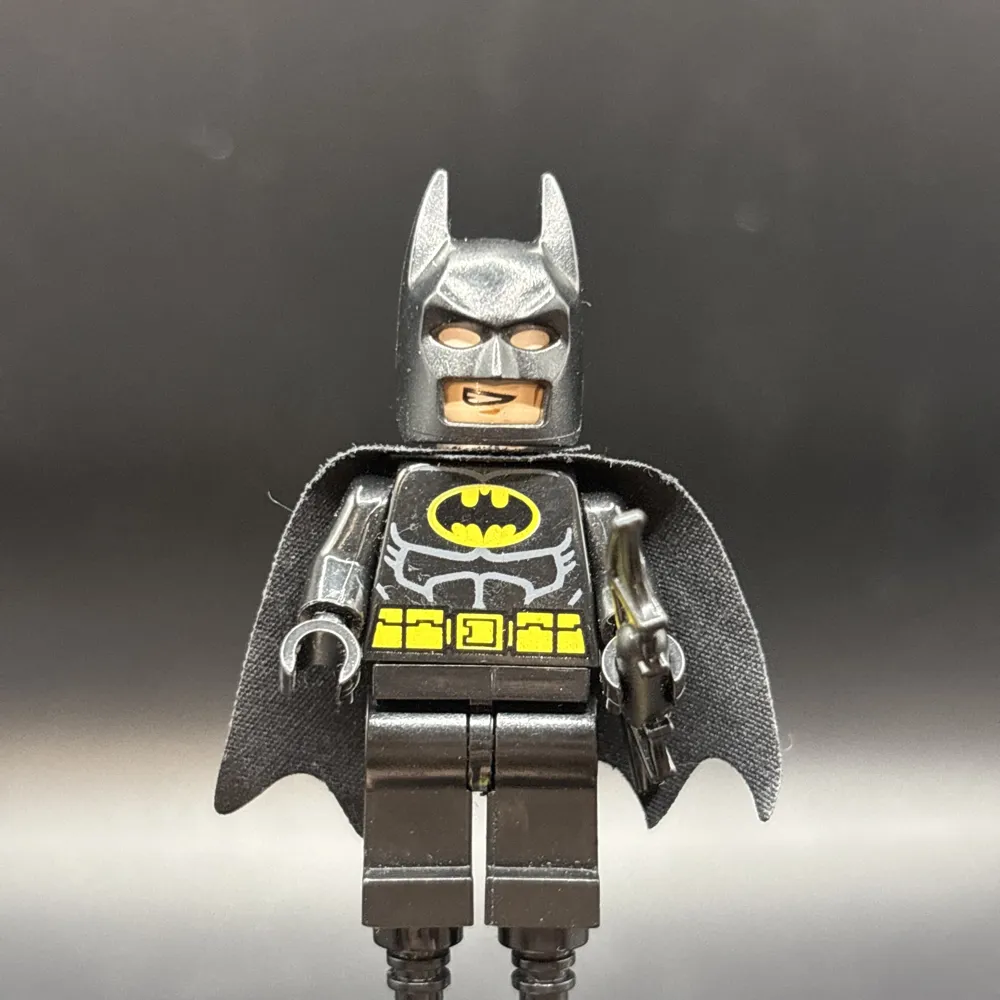 Batman - Black Suit with Yellow Belt and Crest (Type 2 Cowl)